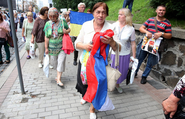 В центре Киева во время крестного хода УПЦ МП развернули флаг России (фото)